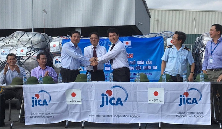 Vietnam’s flood-stricken provinces get emergency aid from Japan