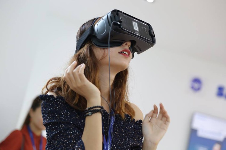 Virtual reality tour to Son Doong Cave amazes participants at Da Nang exhibition