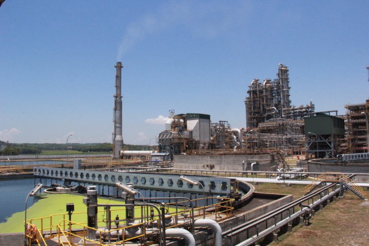 Operator to sell 5-6 percent of Vietnam’s sole refinery