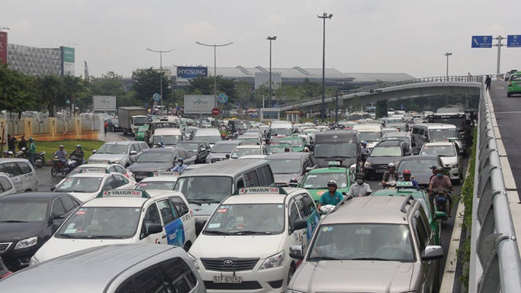 Ho Chi Minh City seeks new solutions to congestion at major airport
