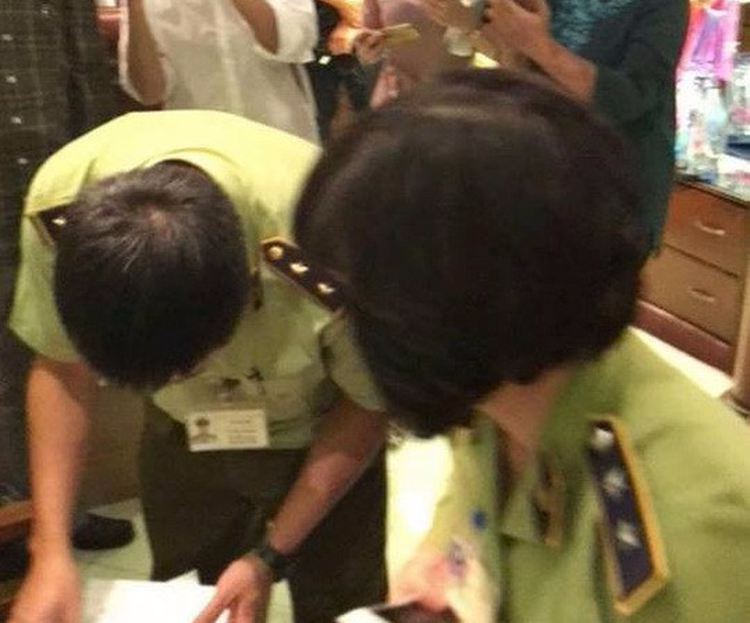 Hanoi market watchdog seizes Khaisilk products following ‘Made-in-China’ scandal