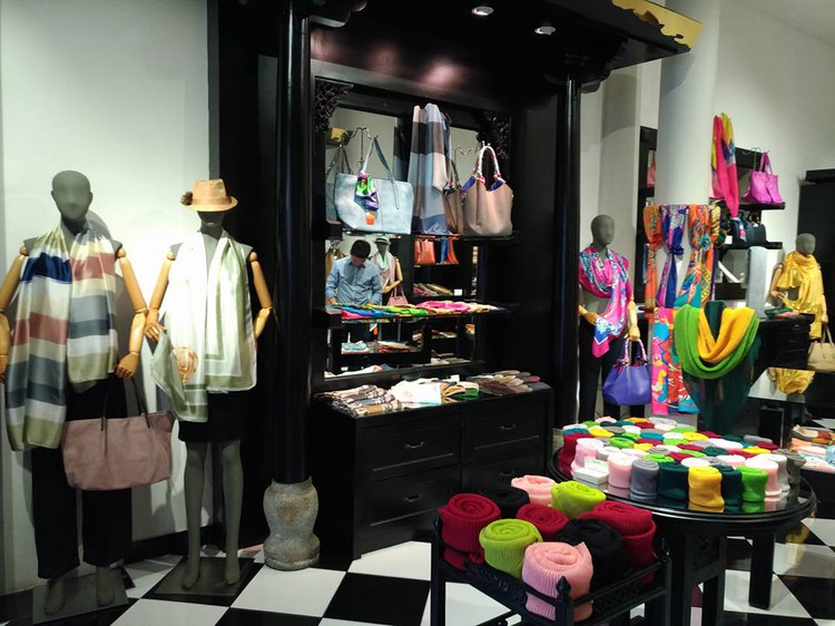 Khaisilk owner admits selling Chinese scarves as made-in-Vietnam