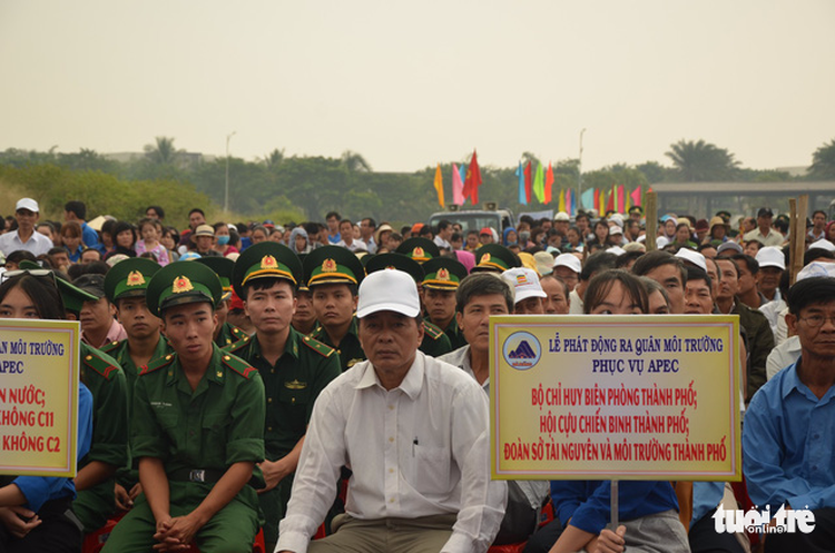 Nearly 3,000 join cleanup campaign to welcome APEC week in Da Nang