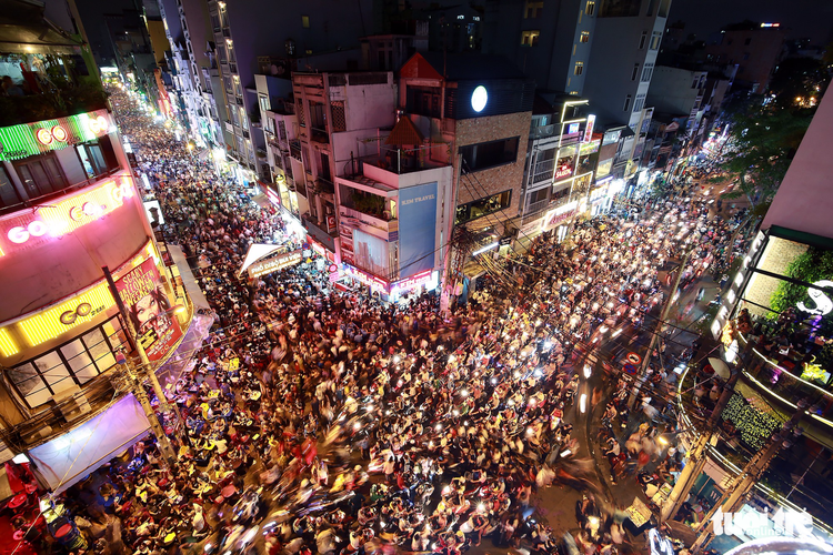 Thousands fill Ho Chi Minh City’s ‘backpacker area’ for Halloween celebration