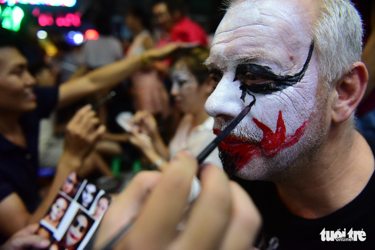 Thousands fill Ho Chi Minh City’s ‘backpacker area’ for Halloween celebration (photos)