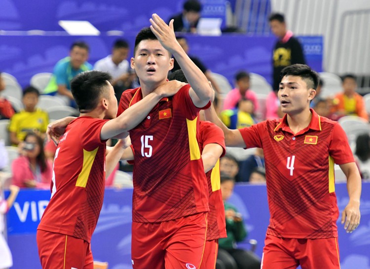 Vietnam edge hosts China in futsal tournament
