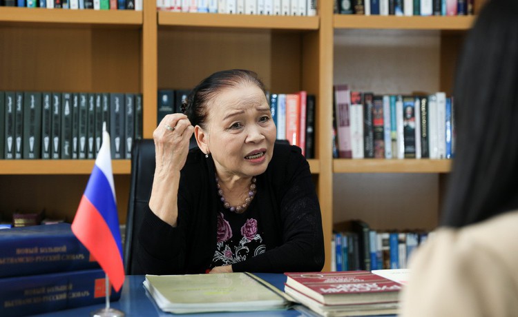 Female scholar becomes first Vietnamese scientist to receive Medal of Pushkin