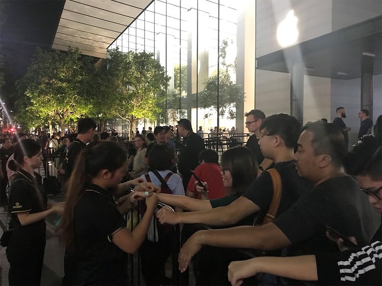 $3,900 for an iPhone X? Vietnam’s moneybags say yes