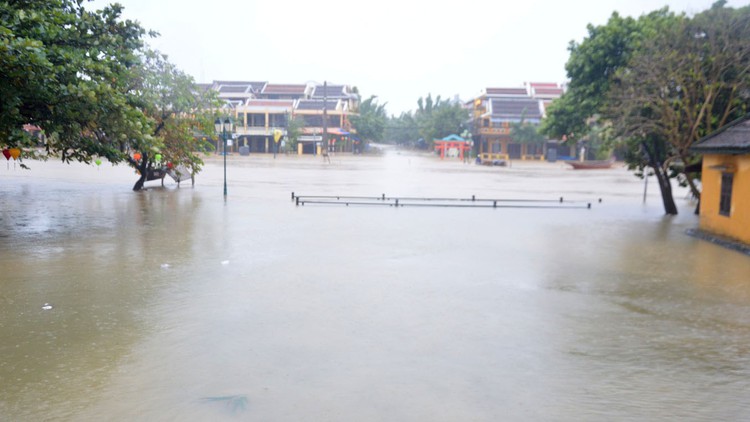 Serious flooding submerges Hoi An Ancient Town in central Vietnam
