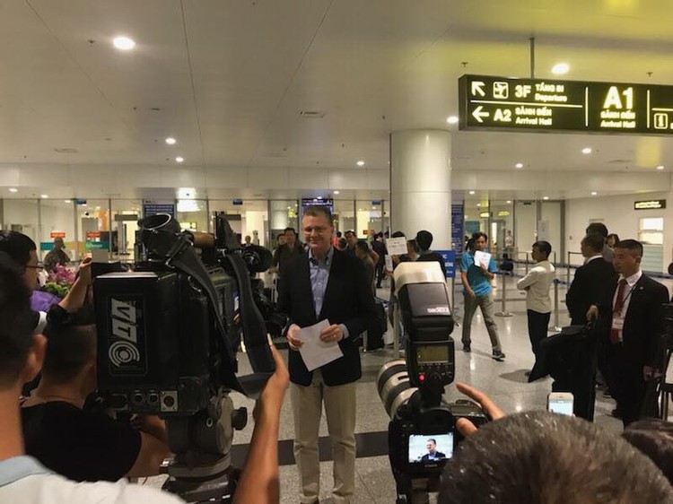 New US ambassador to Vietnam arrives in Hanoi, ready for appointment