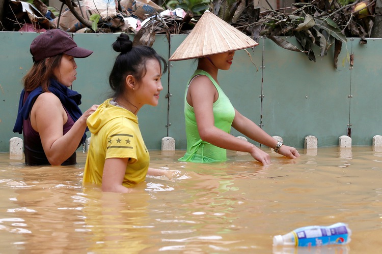 Typhoon Damrey kills 106 in Vietnam, reservoirs brimming before APEC summit