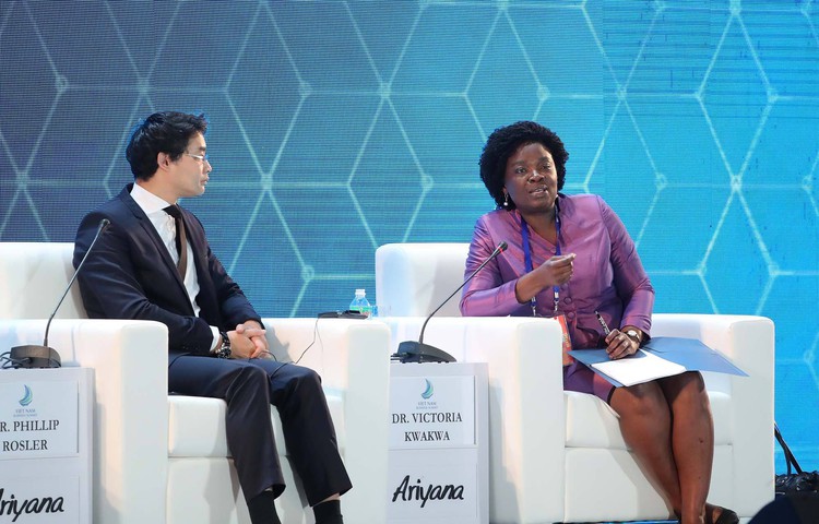 Vietnam premier highlights solutions for development at APEC business summit