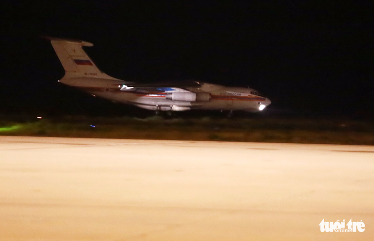 Russian aircraft lands in Vietnam with 40 tons of storm Damrey relief