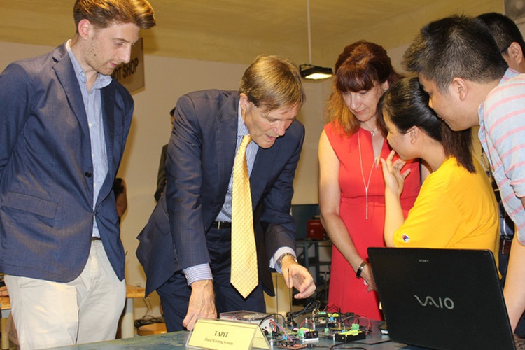 New US ambassador to Vietnam visits Da Nang University