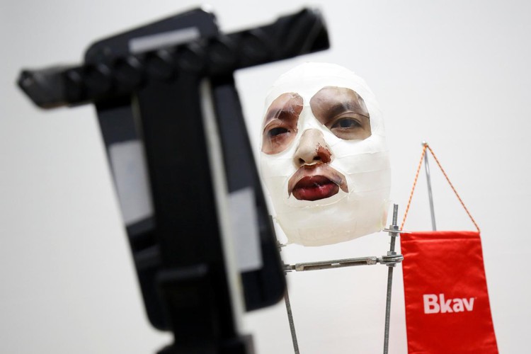 ​Vietnamese researcher shows iPhone X face ID 'hack'
