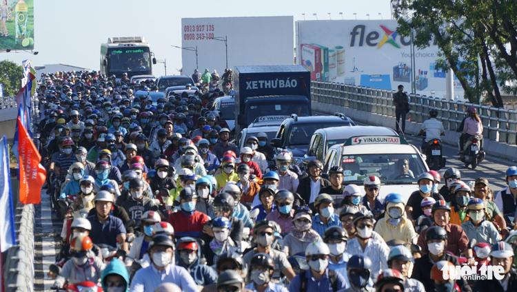 Severe gridlock haunts new flyover extension in Ho Chi Minh City on opening day