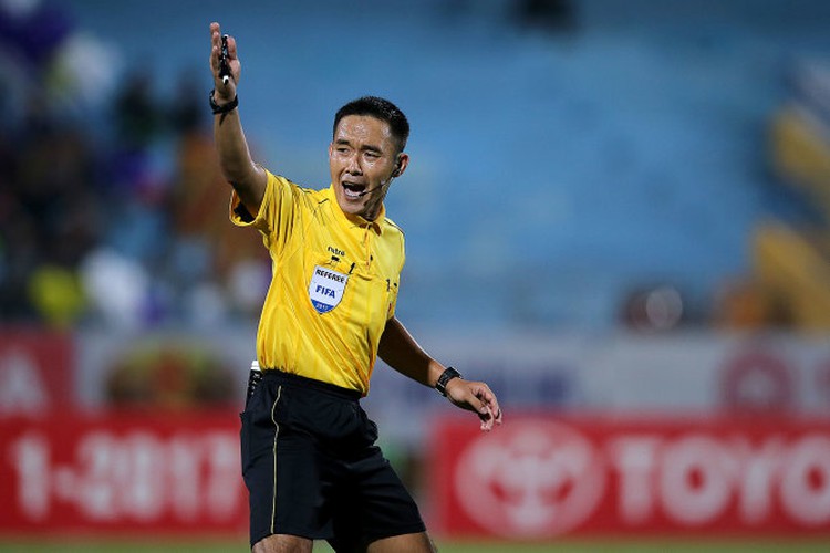 Initiative to have int’l referees in Vietnam’s top-tier football league backfires