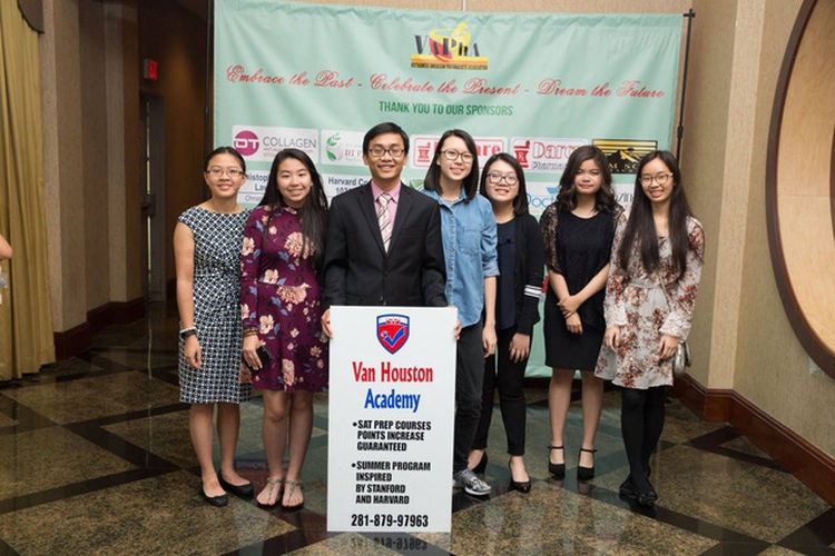Vietnamese teenager opens US school to connect compatriots