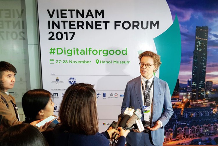 Internet brings bright future to young Vietnamese: former minister