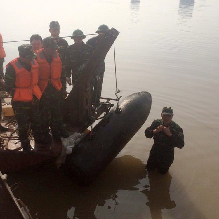 Waterway traffic suspended under Hanoi’s iconic bridge for bomb retrieval