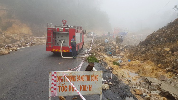 Severe mountain pass mudslide blocks traffic in central Vietnam