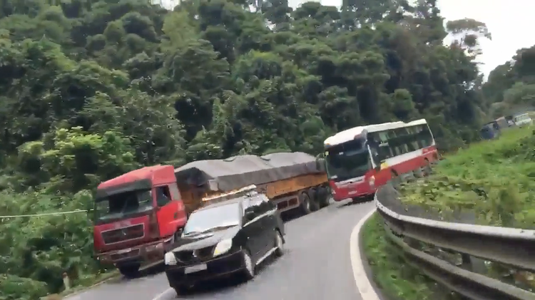 Vietnamese police to fine sleeper bus driver for overtaking truck on mountain pass