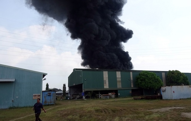 Blackout hits entire Vung Tau as fire blazes near major power line