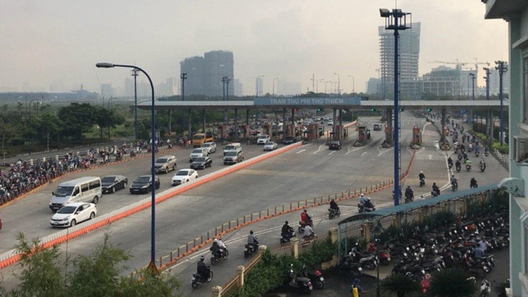 Cars temporarily banned from Saigon River tunnel due to congestion