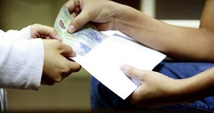 Environmental officer caught taking bribes in southern Vietnam