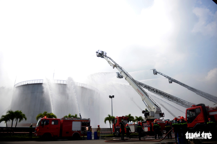 ​Hundreds of firefighters join fire drill at Ho Chi Minh City oil depot