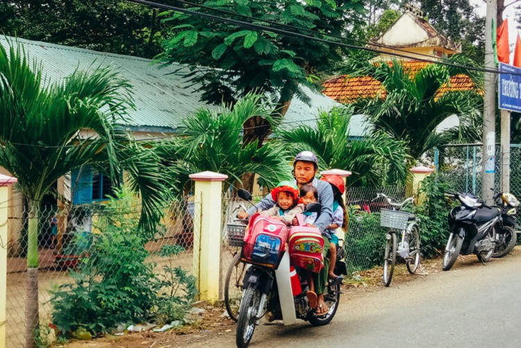 ​Vietnamese man brings poor children to school on bike for past eight years