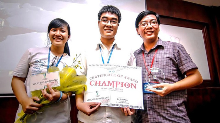 ‘Perfect student’ graduates with record GPA from Vietnamese university