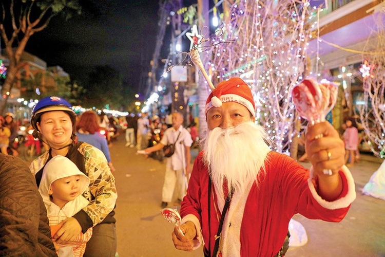 Ho Chi Minh City residents celebrate Christmas in colorful ‘Christian neighborhood’