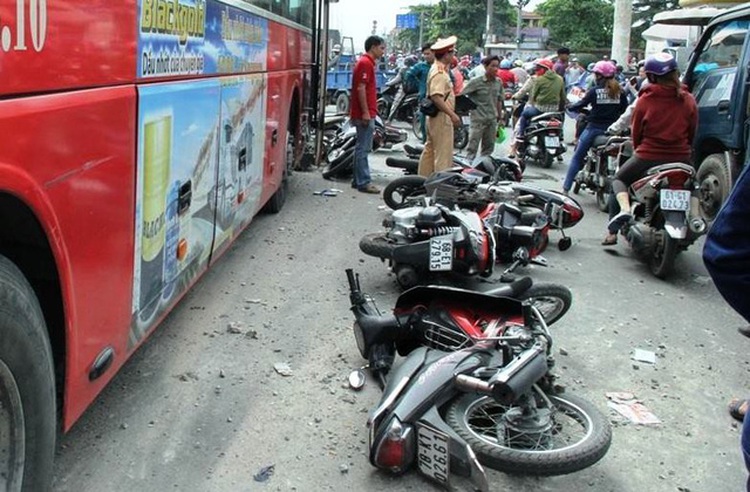 Sleeper bus hits motorbikes at red light in Ho Chi Minh City