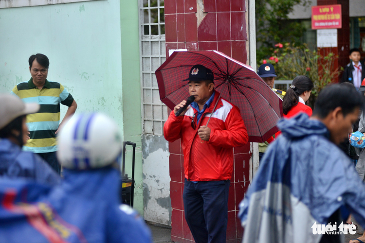 ​Saigon schools close early as storm Tembin to make landfall in southern Vietnam (photos)