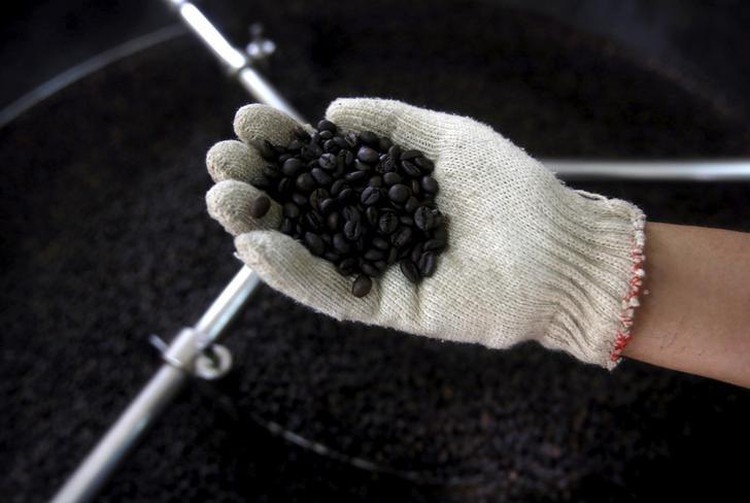 Asia Coffee-Demand falls in holiday week, Vietnam's 2017 exports down