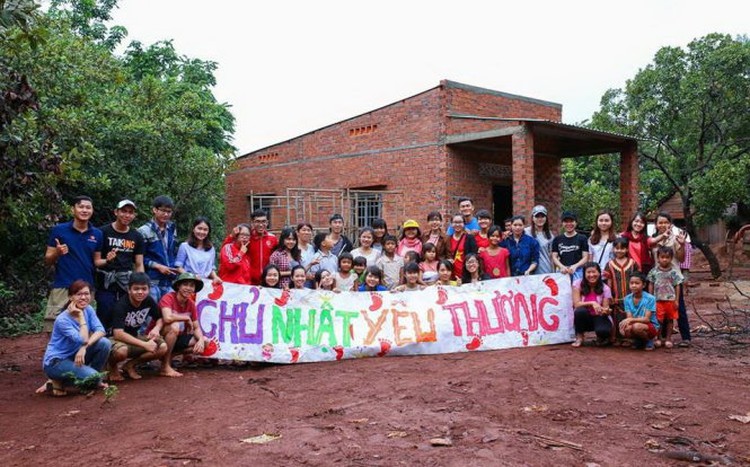 Young Vietnamese do charity to help poor people