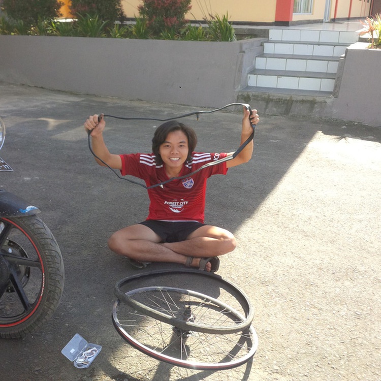 Vietnamese guy cycles across Southeast Asia to raise charity funds