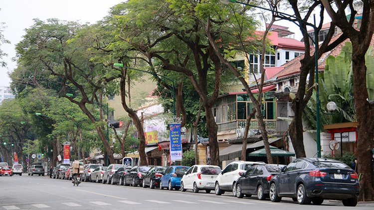 Car drivers decry new parking fees in Hanoi