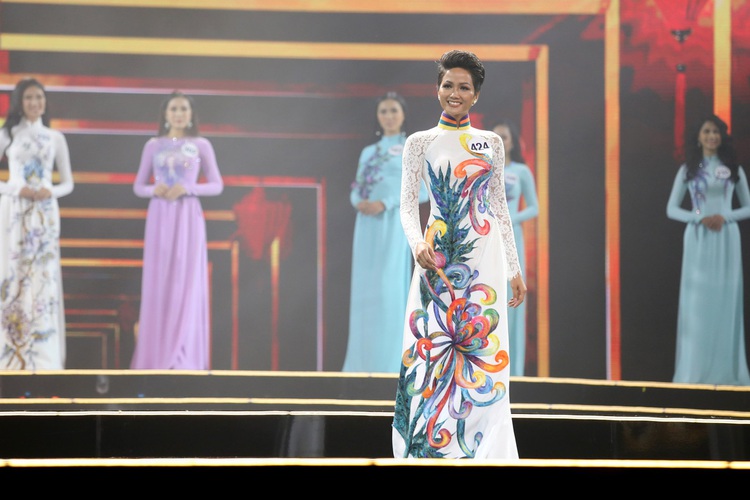 Reporter apologizes for racist comments towards newly-crowned Miss Universe Vietnam on Facebook