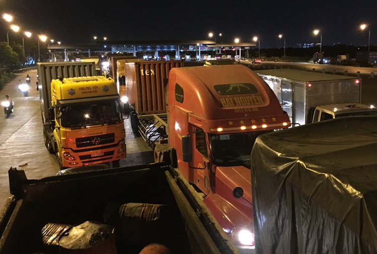 Daylong traffic jam frustrates drivers on Ho Chi Minh City bridge