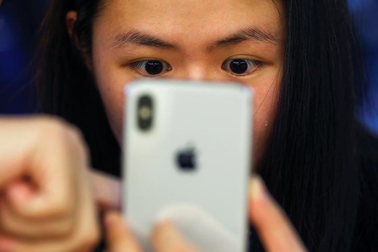 Vietnamese Facebook addict hospitalized for depression