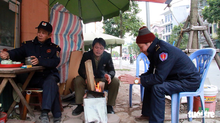 Hanoi residents struggle against freezing temperatures (photos)