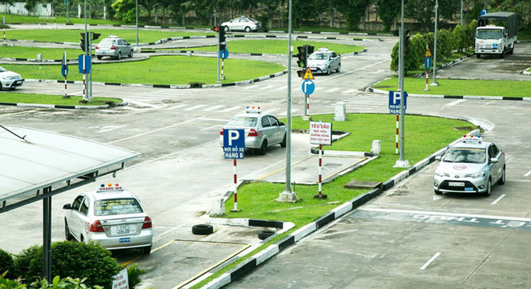 Low car prices see Ho Chi Minh City residents cram driving schools