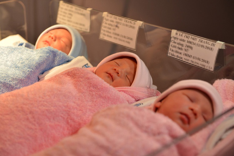 Vietnamese woman gives birth to triplets