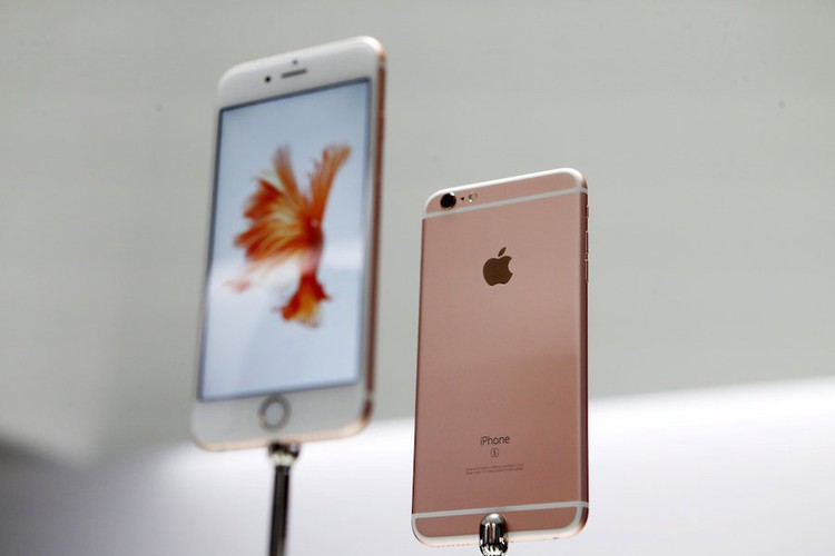 Nearly 3,500 Vietnamese take Apple to court over slowing iPhone