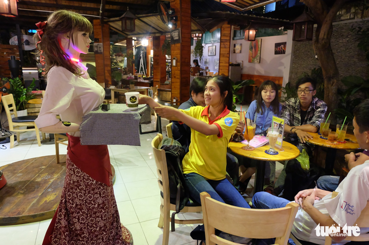 ​Robot waitress enthralls diners in Ho Chi Minh City