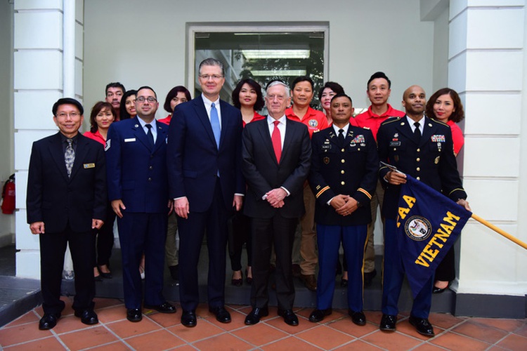 US Secretary of Defense arrives in Hanoi for official visit