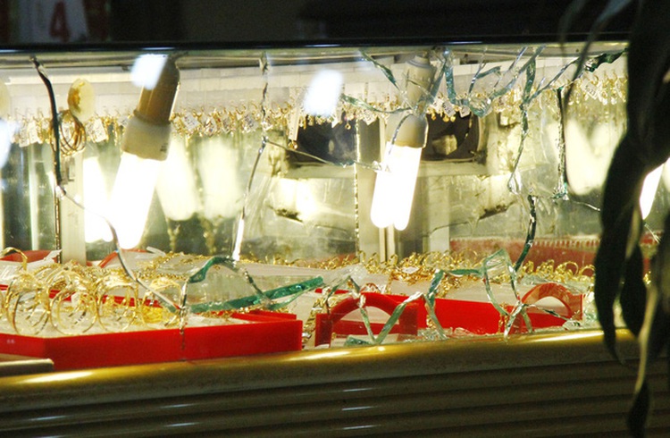 Hammer-wielding man robs gold shop in southern Vietnam