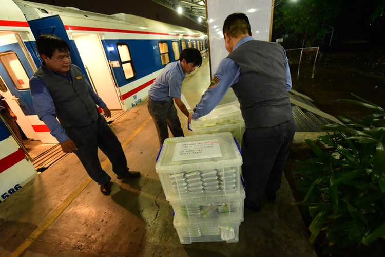 Rail companies cut free meals on Saigon-Hanoi trains due to leftovers